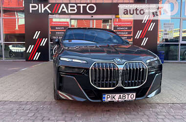 Седан BMW i7 2022 в Львове