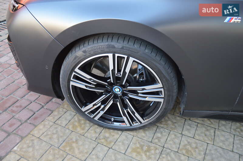 Седан BMW i7 2022 в Львове