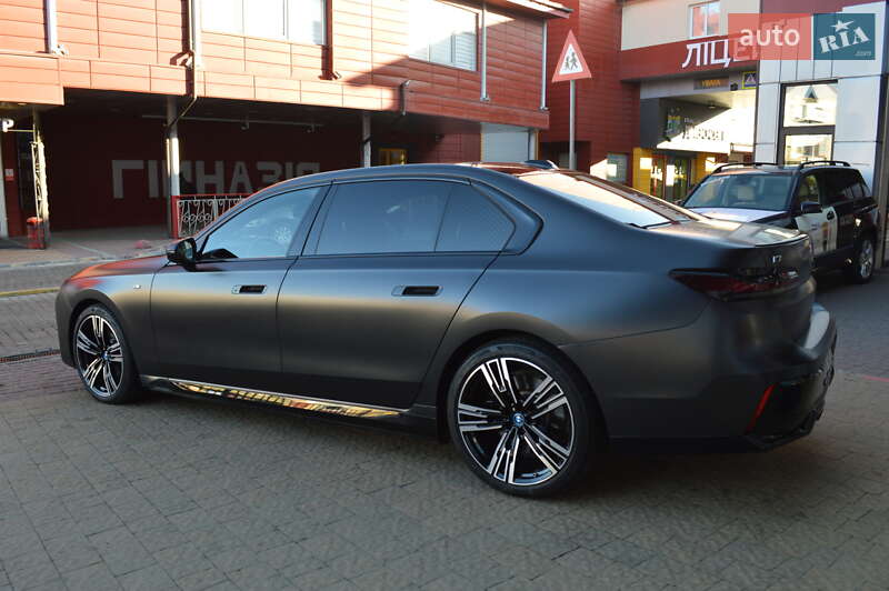 Седан BMW i7 2022 в Львове