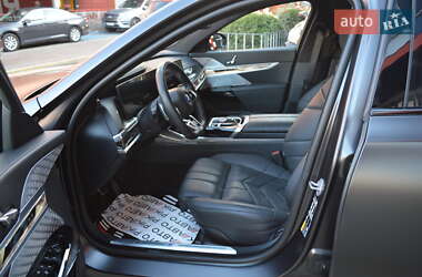 Седан BMW i7 2022 в 