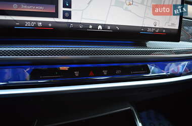 Седан BMW i7 2022 в 
