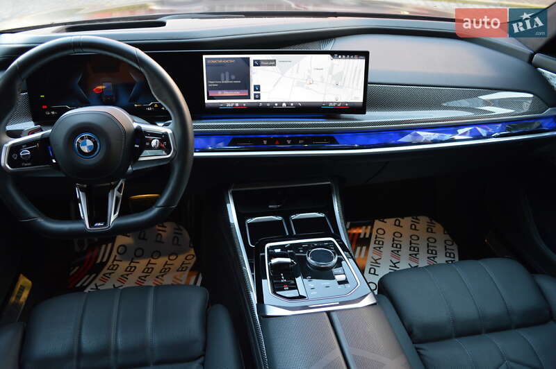 Седан BMW i7 2022 в Львове