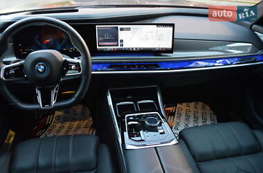 Седан BMW i7 2022 в 