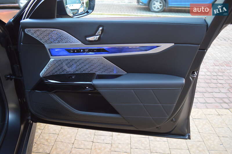 Седан BMW i7 2022 в Львове