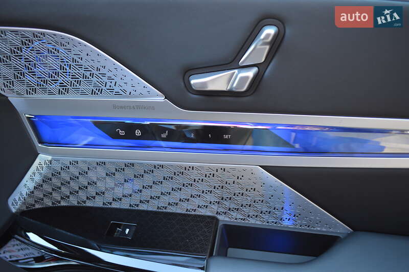 Седан BMW i7 2022 в Львове
