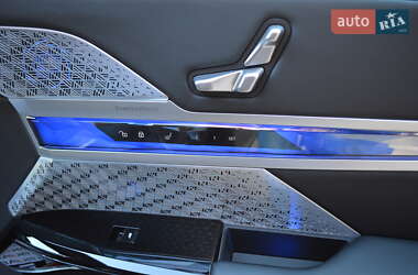 Седан BMW i7 2022 в 