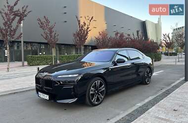 Седан BMW i7 2022 в Киеве