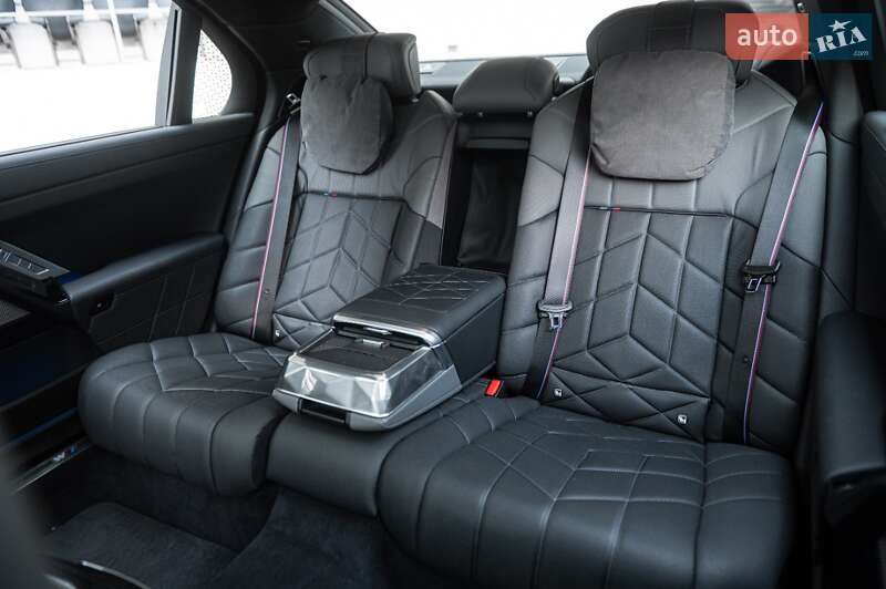 Седан BMW i7 2023 в Одессе