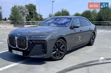 Седан BMW i7 2022 в Киеве