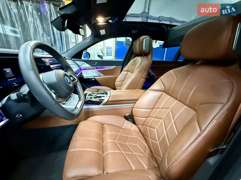 Седан BMW i7 2022 в Киеве
