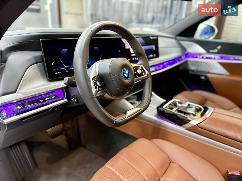 Седан BMW i7 2022 в Киеве
