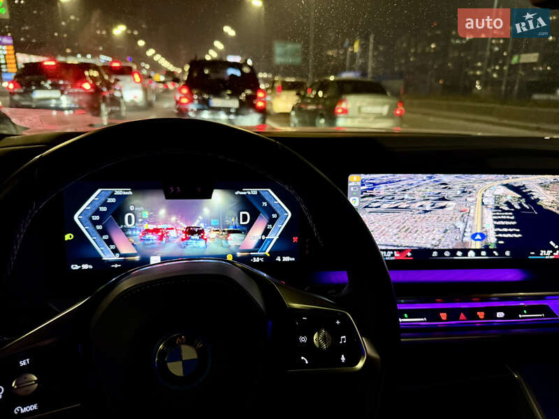 Седан BMW i7 2022 в Киеве