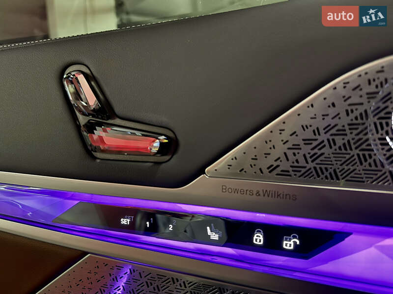 Седан BMW i7 2022 в Киеве