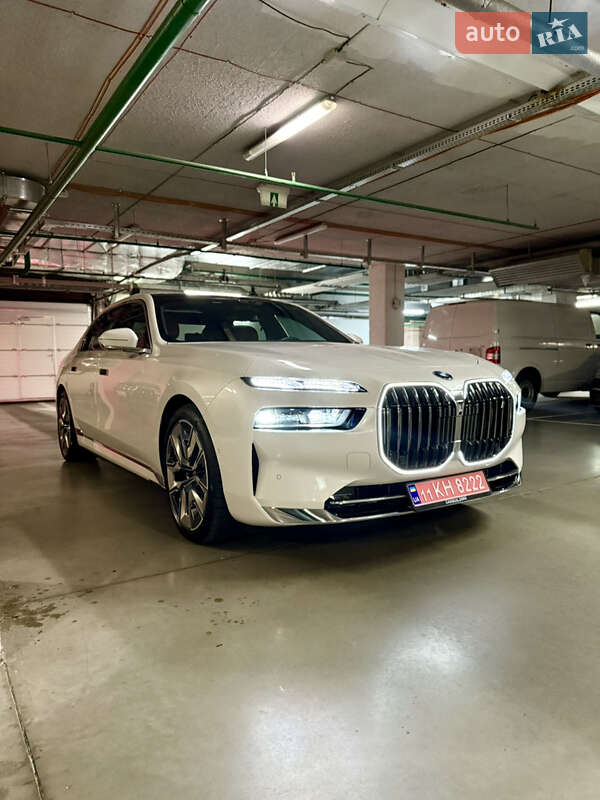 Седан BMW i7 2022 в Киеве