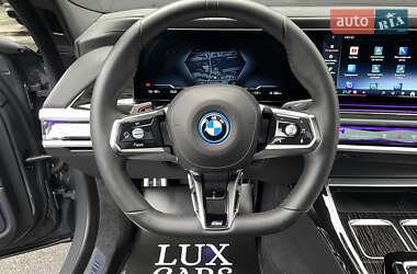 Седан BMW i7 2023 в Киеве