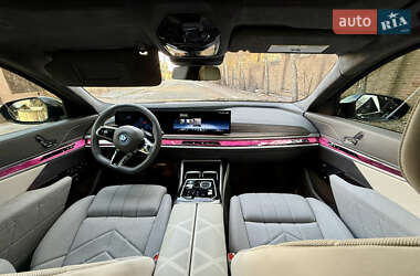 Седан BMW i7 2023 в 