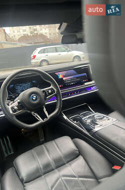 Седан BMW i7 2022 в 