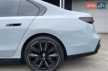 Седан BMW i7 2023 в 