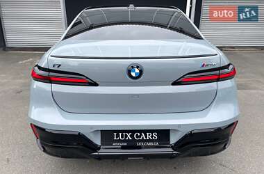 Седан BMW i7 2023 в 