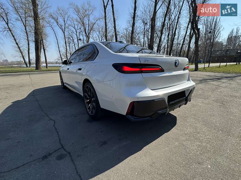 Седан BMW i7 2023 в Киеве