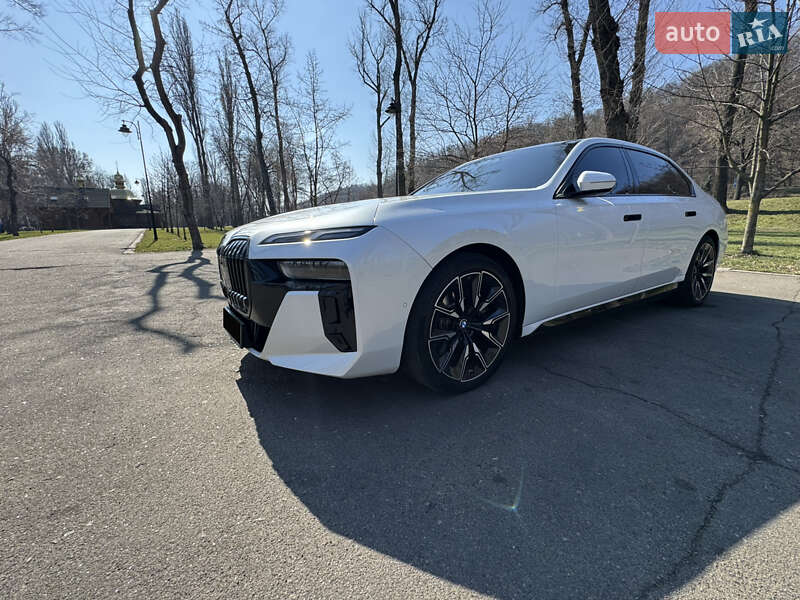 Седан BMW i7 2023 в Киеве