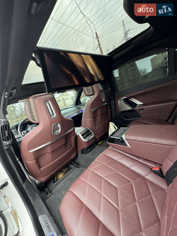 Седан BMW i7 2023 в Киеве