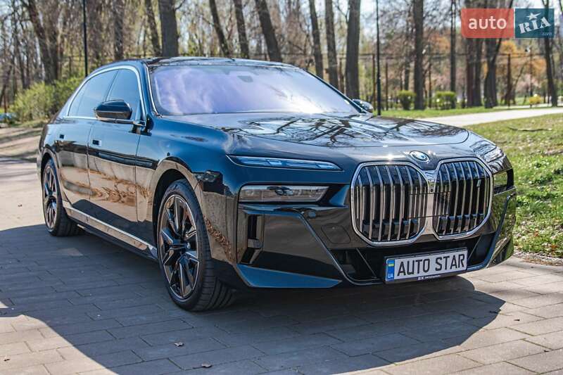 Седан BMW i7 2022 в 