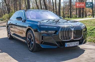 Седан BMW i7 2022 в 