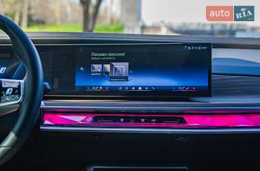 Седан BMW i7 2022 в 
