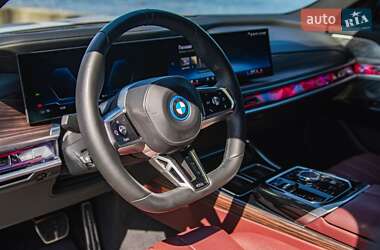 Седан BMW i7 2022 в 