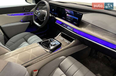 Седан BMW i7 2022 в 