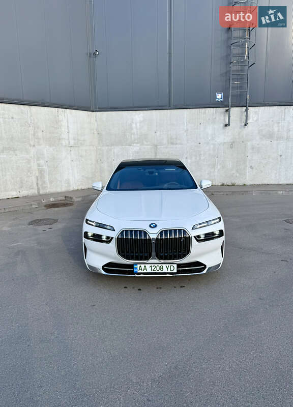Седан BMW i7 2022 в Киеве