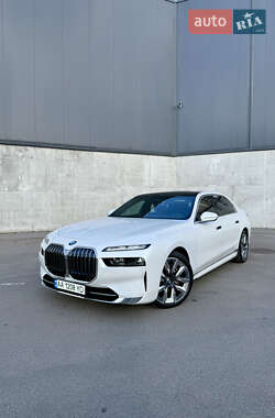 Седан BMW i7 2022 в Киеве