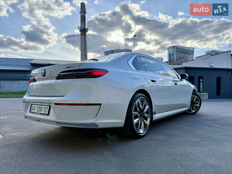 Седан BMW i7 2022 в Киеве