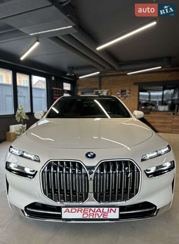 Седан BMW i7 2022 в Киеве