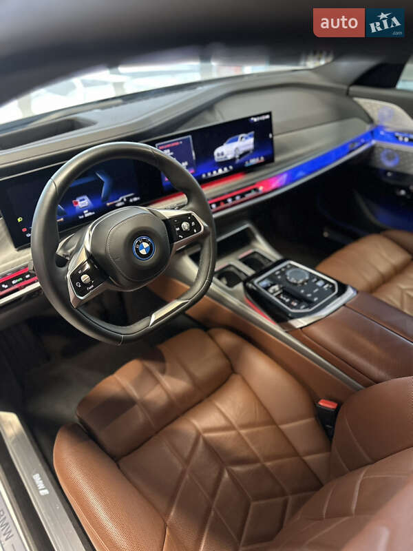 Седан BMW i7 2022 в Киеве