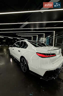 Седан BMW i7 2023 в 