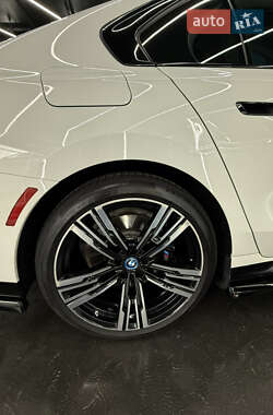 Седан BMW i7 2023 в 