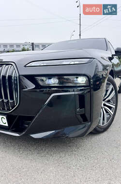 Седан BMW i7 2023 в Киеве