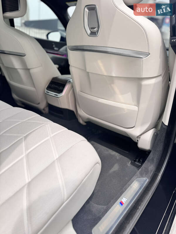 Седан BMW i7 2023 в Києві