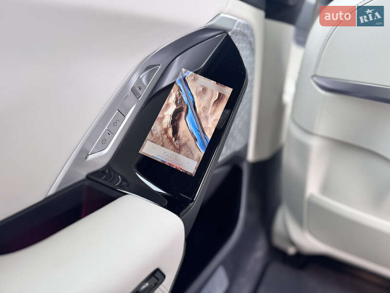 Седан BMW i7 2023 в Києві