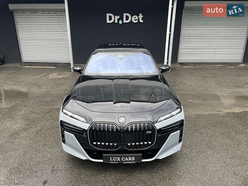 Седан BMW i7 2023 в Киеве