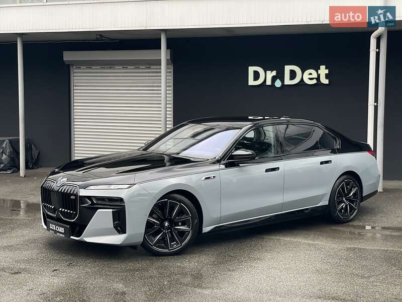 Седан BMW i7 2023 в Киеве