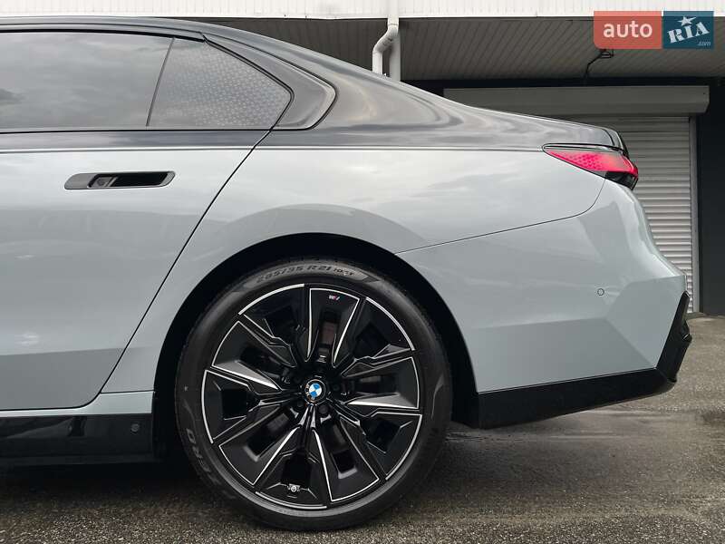 Седан BMW i7 2023 в Киеве