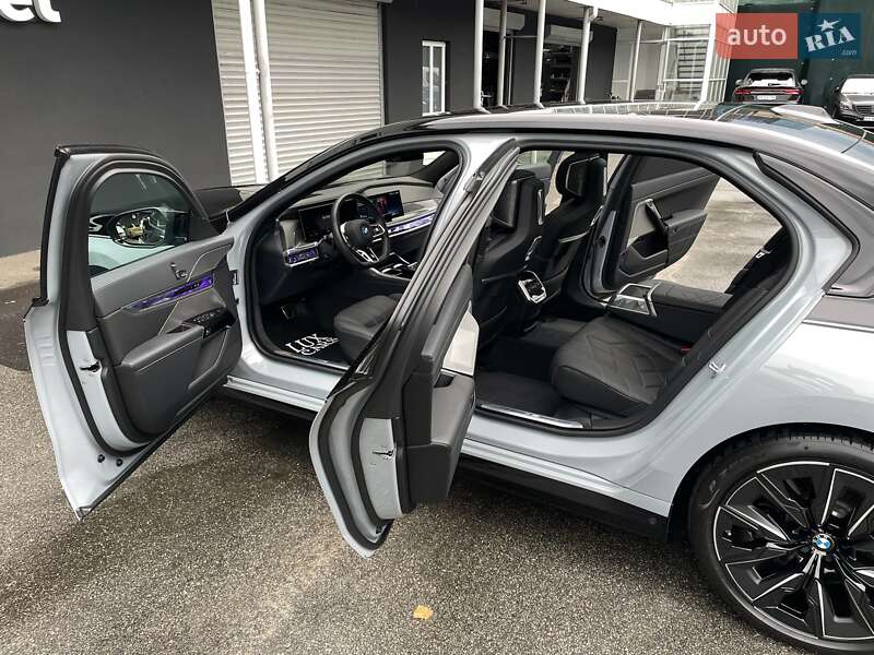 Седан BMW i7 2023 в Киеве