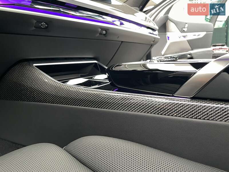 Седан BMW i7 2023 в Киеве