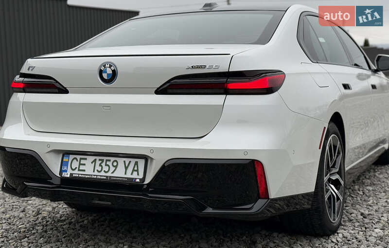 Седан BMW i7 2024 в Киеве