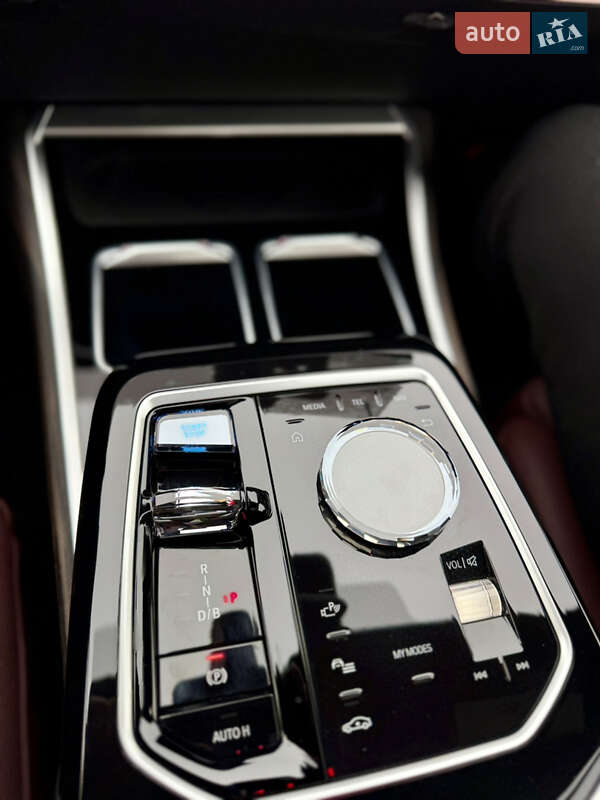 Седан BMW i7 2024 в Киеве