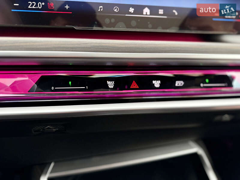 Седан BMW i7 2024 в Киеве