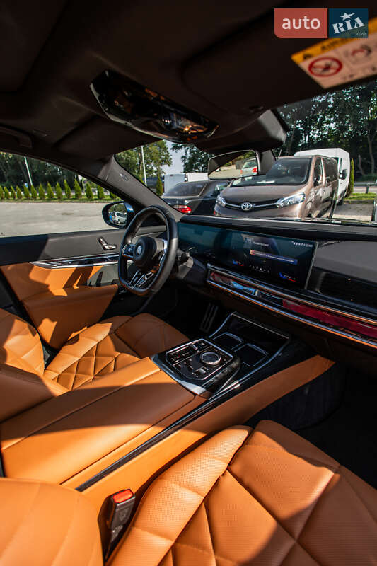 Седан BMW i7 2024 в Львове